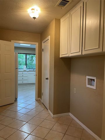 2111 W Pearl Street, Granbury, TX 76048