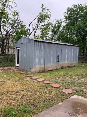 2111 W Pearl Street, Granbury, TX 76048