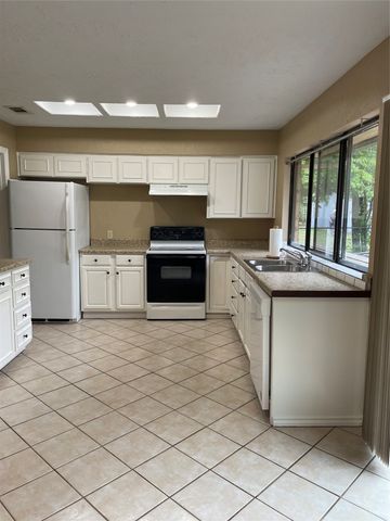 2111 W Pearl Street, Granbury, TX 76048