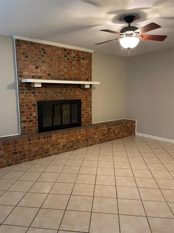 2111 W Pearl Street, Granbury, TX 76048