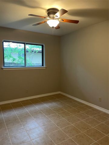 2111 W Pearl Street, Granbury, TX 76048