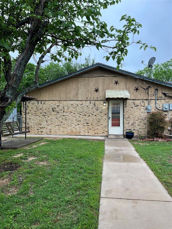 2111 W Pearl Street, Granbury, TX 76048