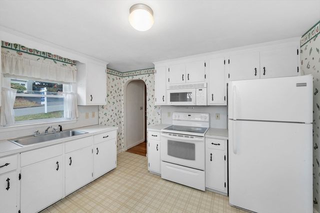 37 Upland Rd, Waltham, MA 02451