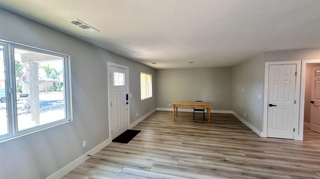 4725 E Lane Avenue, Fresno, CA 93702