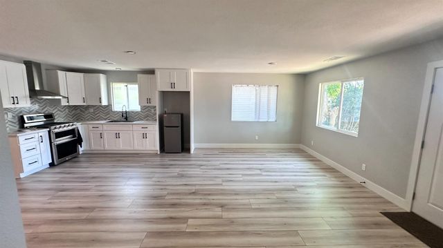 4725 E Lane Avenue, Fresno, CA 93702