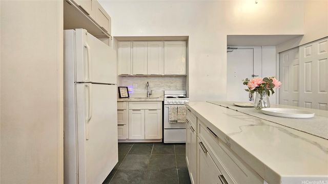 445 Kaiolu Street 104, Honolulu, HI 96815