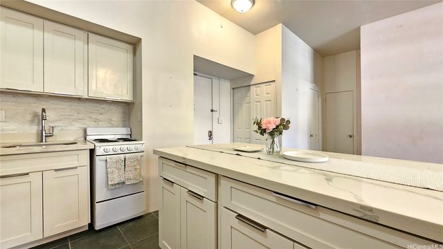 445 Kaiolu Street 104, Honolulu, HI 96815
