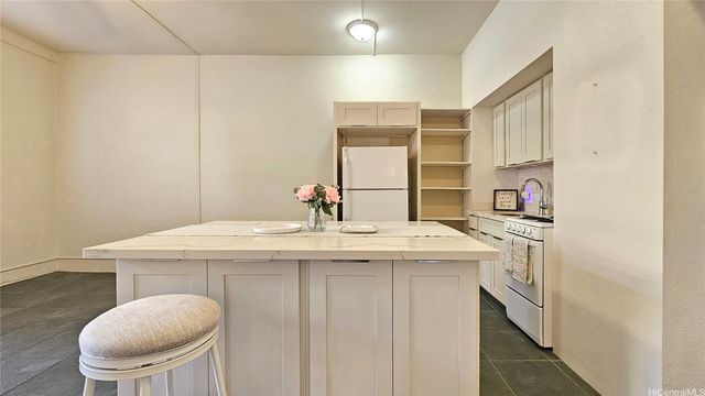 445 Kaiolu Street 104, Honolulu, HI 96815