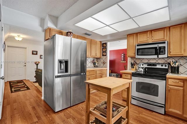 8529 NW 20th Ct, Coral Springs, FL 33071