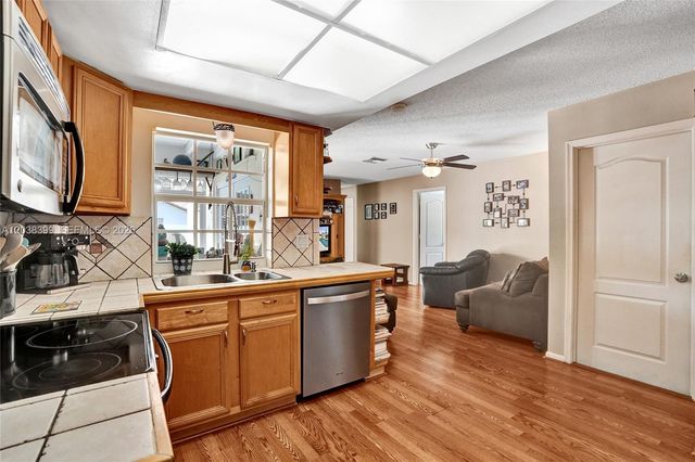 8529 NW 20th Ct, Coral Springs, FL 33071