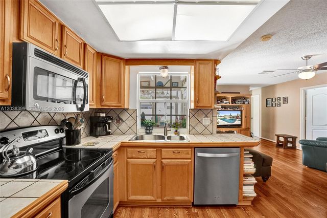 8529 NW 20th Ct, Coral Springs, FL 33071