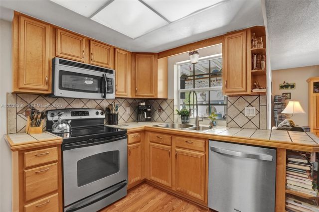 8529 NW 20th Ct, Coral Springs, FL 33071