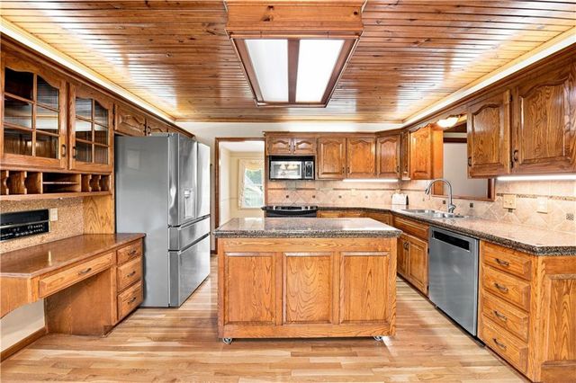 2700 NW Bent Tree Circle, Lee's Summit, MO 64081