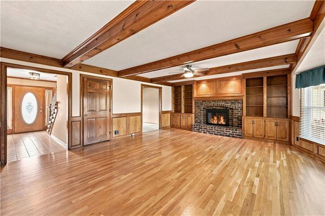 2700 NW Bent Tree Circle, Lee's Summit, MO 64081