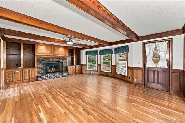 2700 NW Bent Tree Circle, Lee's Summit, MO 64081