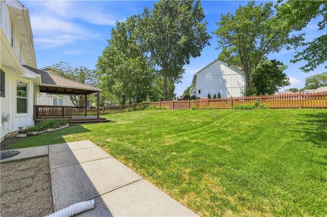 2700 NW Bent Tree Circle, Lee's Summit, MO 64081
