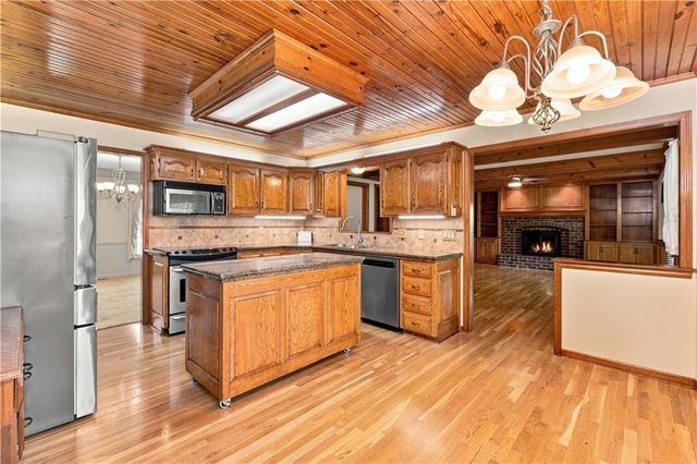 2700 NW Bent Tree Circle, Lee's Summit, MO 64081