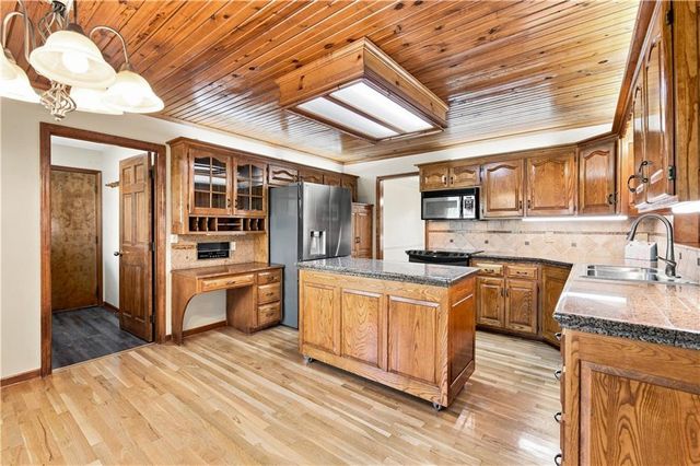 2700 NW Bent Tree Circle, Lee's Summit, MO 64081