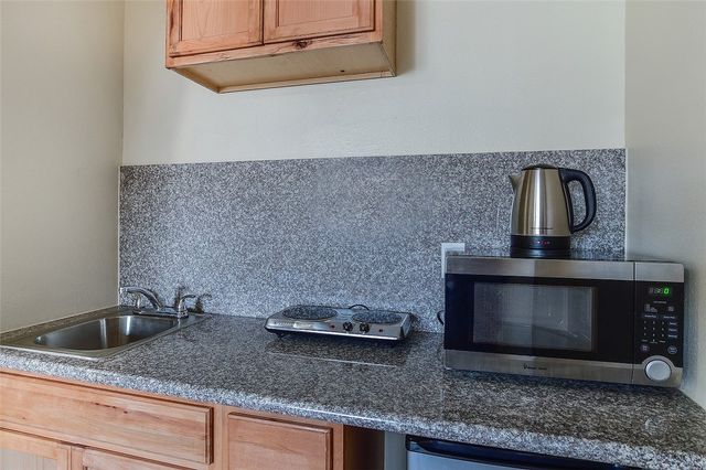 4905 W Adams Boulevard, Los Angeles, CA 90016