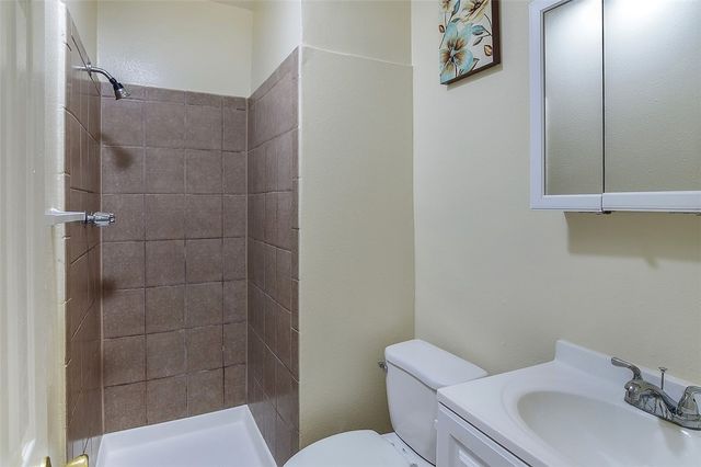 4905 W Adams Boulevard, Los Angeles, CA 90016