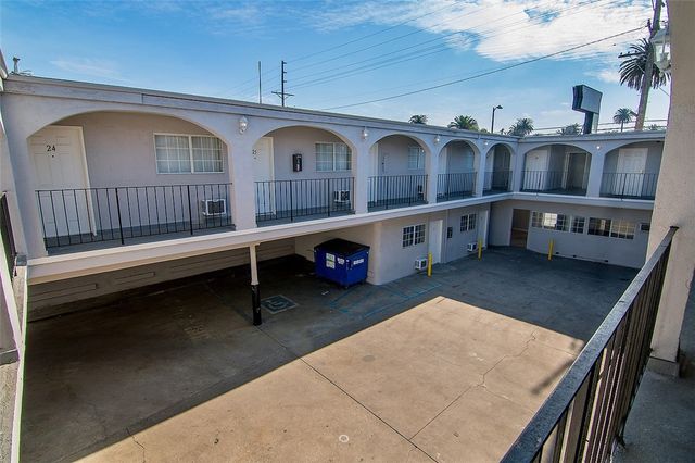 4905 W Adams Boulevard, Los Angeles, CA 90016
