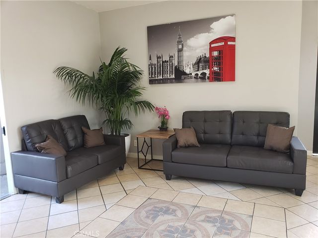 4905 W Adams Boulevard, Los Angeles, CA 90016