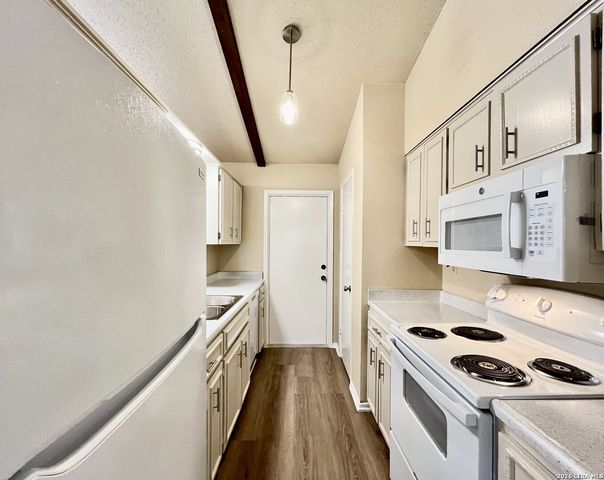 8211 Creekline Dr, San Antonio, TX 78251