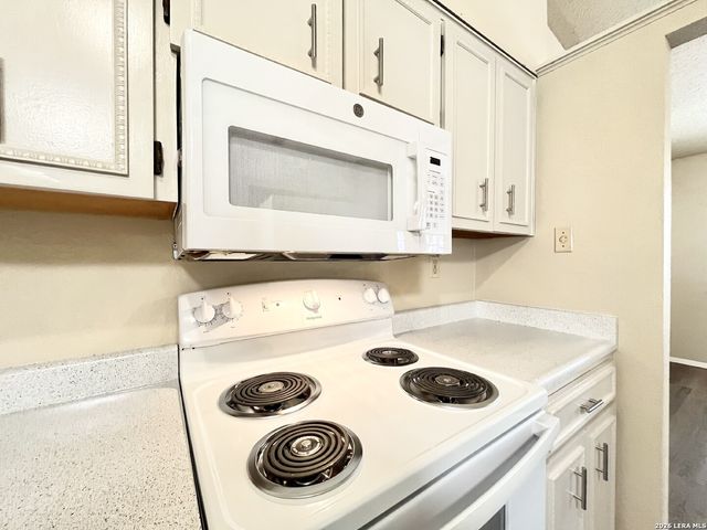 8211 Creekline Dr, San Antonio, TX 78251
