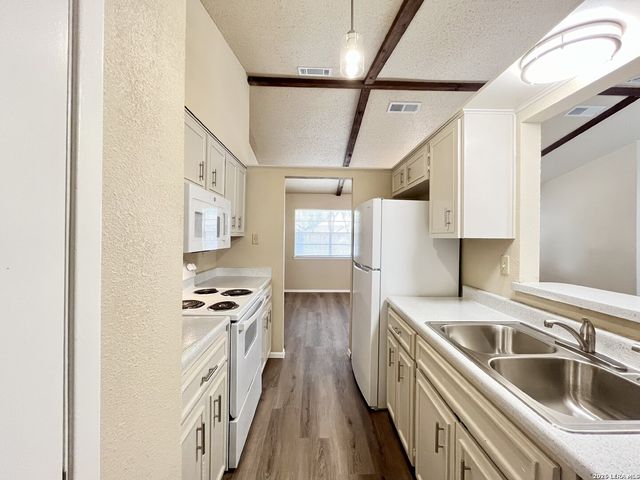 8211 Creekline Dr, San Antonio, TX 78251
