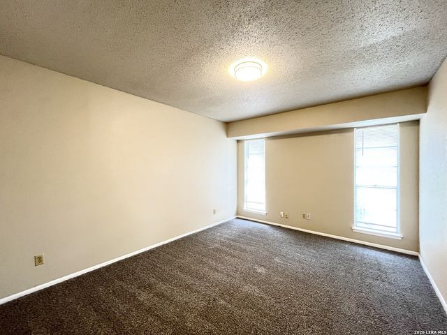 8211 Creekline Dr, San Antonio, TX 78251