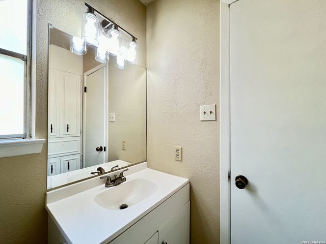 8211 Creekline Dr, San Antonio, TX 78251