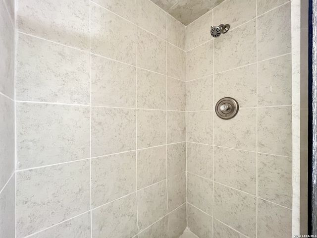 8211 Creekline Dr, San Antonio, TX 78251