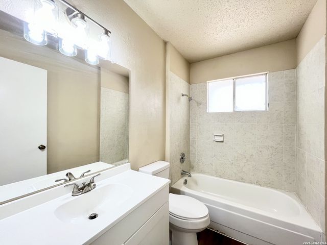 8211 Creekline Dr, San Antonio, TX 78251