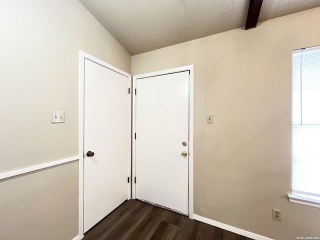 8211 Creekline Dr, San Antonio, TX 78251