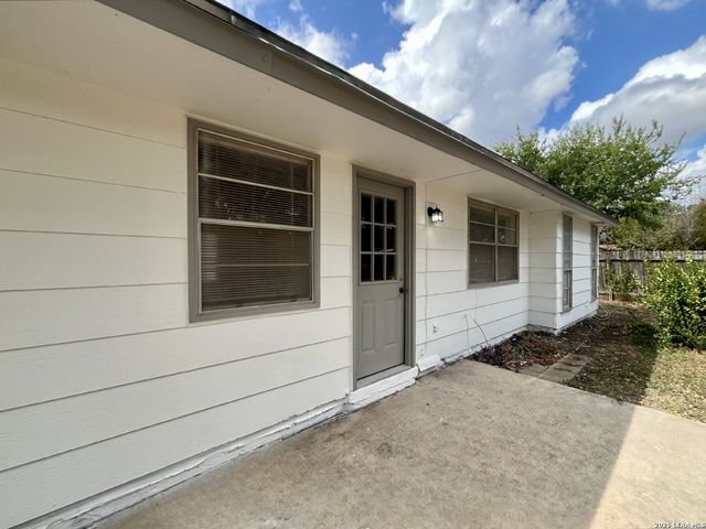 8211 Creekline Dr, San Antonio, TX 78251