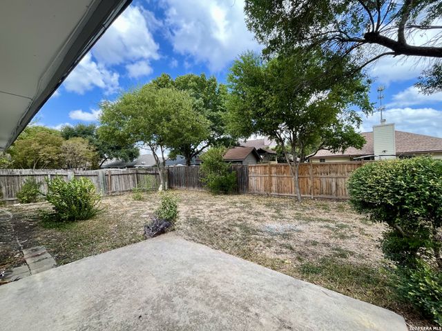 8211 Creekline Dr, San Antonio, TX 78251