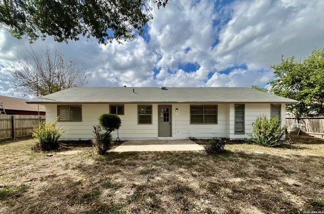 8211 Creekline Dr, San Antonio, TX 78251