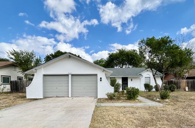 8211 Creekline Dr, San Antonio, TX 78251