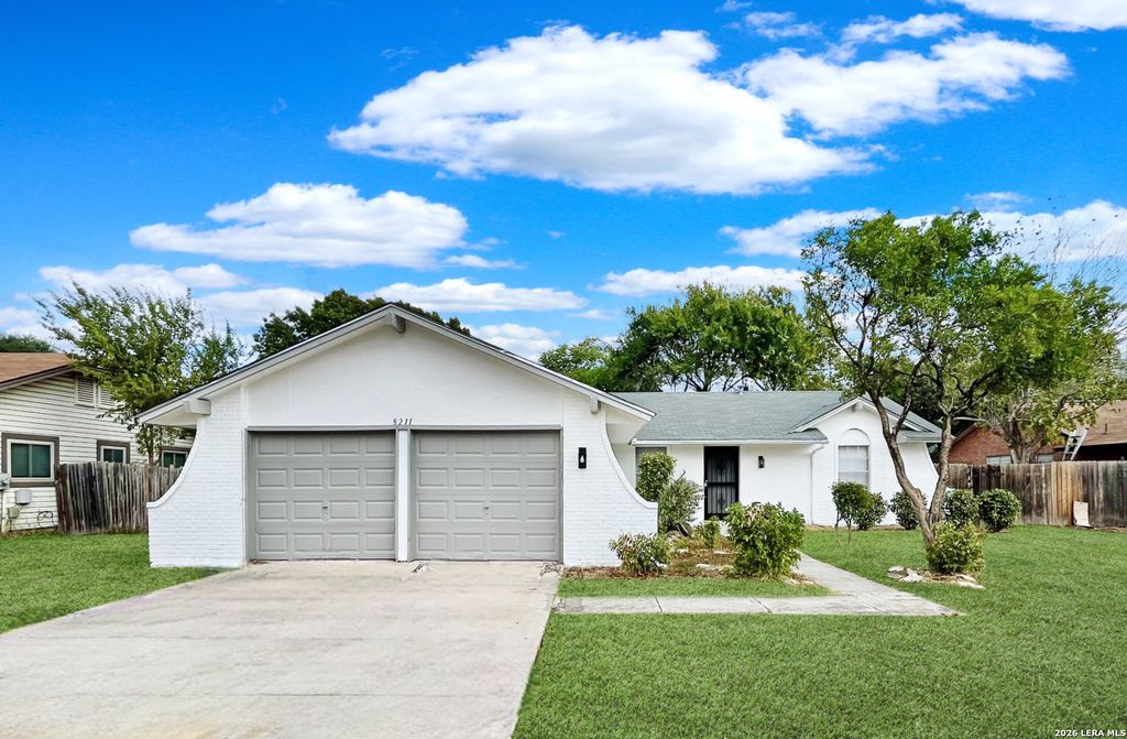8211 Creekline Dr, San Antonio, TX 78251