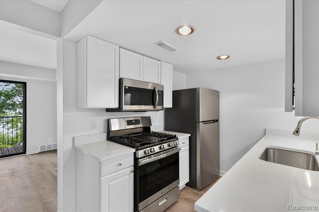 9607 Harbour Cove Court, Ypsilanti, MI 48197
