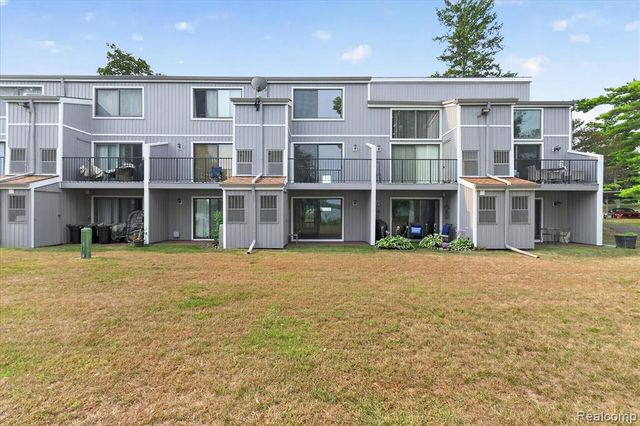 9607 Harbour Cove Court, Ypsilanti, MI 48197