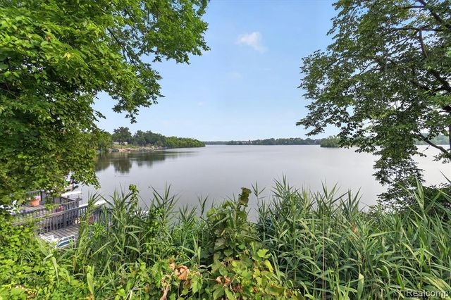 9607 Harbour Cove Court, Ypsilanti, MI 48197