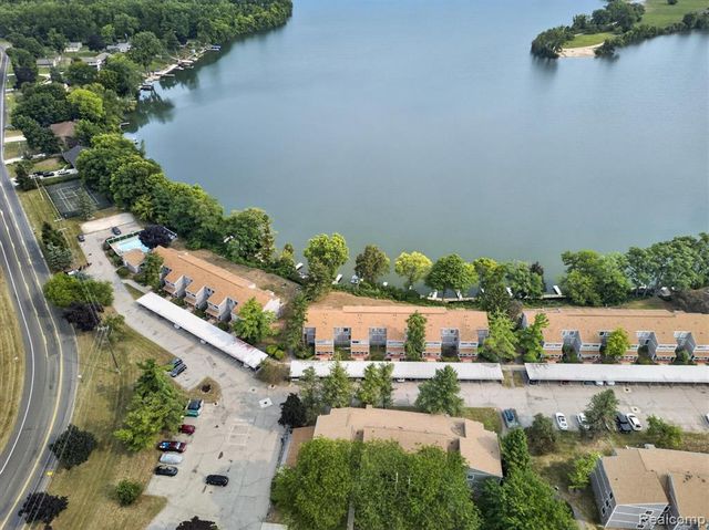 9607 Harbour Cove Court, Ypsilanti, MI 48197