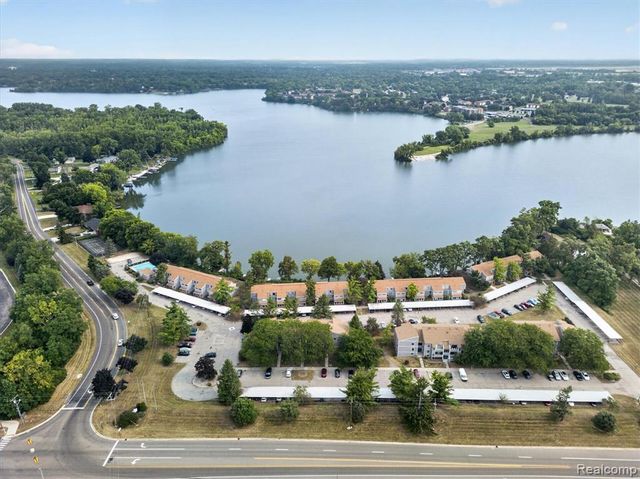 9607 Harbour Cove Court, Ypsilanti, MI 48197