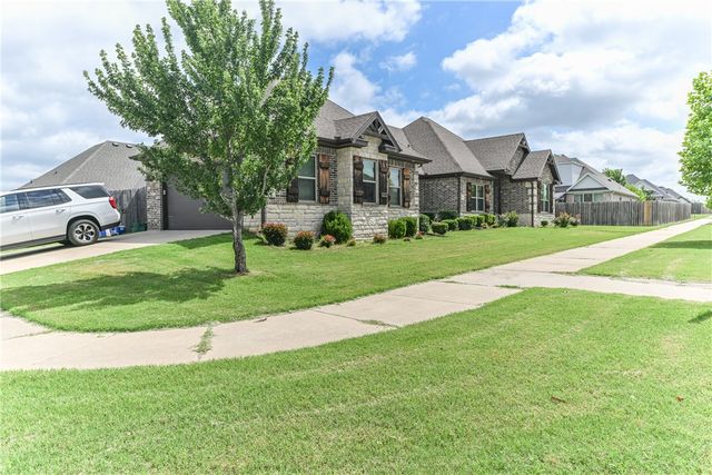 5824 W Persimmon Street, Fayetteville, AR 72704