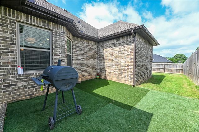 5824 W Persimmon Street, Fayetteville, AR 72704