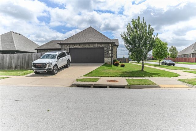 5824 W Persimmon Street, Fayetteville, AR 72704