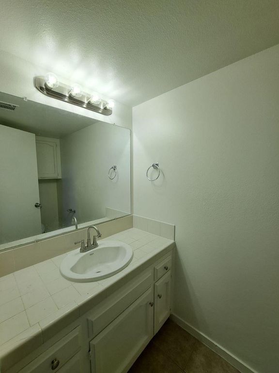 Image 9 of property listing at 3630 W Terrace Avenue, Fresno, CA 93722