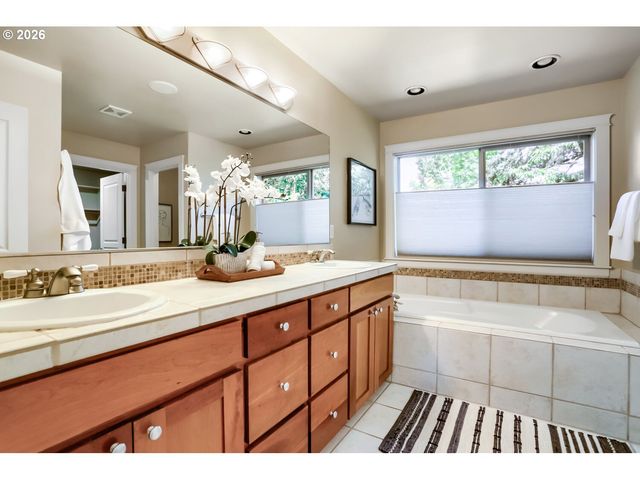 13109 Se SNOWFIRE Dr, Happy Valley, OR 97086