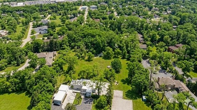 2058 Suffork Road, Northfield, IL 60093